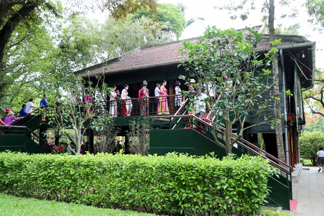 135 năm Ngày sinh Chủ tịch Hồ Chí Minh: đồng bào vào Lăng viếng Bác - Ảnh 13. 135 năm Ngày sinh Chủ tịch Hồ Chí Minh: đồng bào vào Lăng viếng Bác - Ảnh 13.