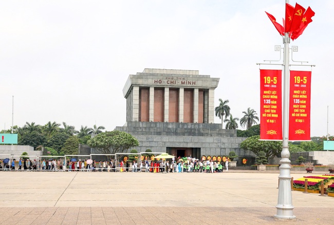 135 năm Ngày sinh Chủ tịch Hồ Chí Minh: đồng bào vào Lăng viếng Bác - Ảnh 1. 135 năm Ngày sinh Chủ tịch Hồ Chí Minh: đồng bào vào Lăng viếng Bác - Ảnh 1.