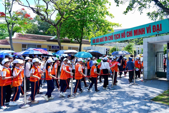 135 năm Ngày sinh Chủ tịch Hồ Chí Minh: đồng bào vào Lăng viếng Bác - Ảnh 2. 135 năm Ngày sinh Chủ tịch Hồ Chí Minh: đồng bào vào Lăng viếng Bác - Ảnh 2.