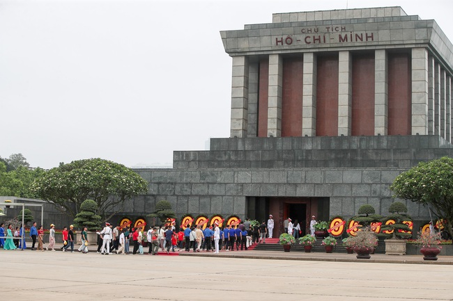 135 năm Ngày sinh Chủ tịch Hồ Chí Minh: đồng bào vào Lăng viếng Bác - Ảnh 3. 135 năm Ngày sinh Chủ tịch Hồ Chí Minh: đồng bào vào Lăng viếng Bác - Ảnh 3.