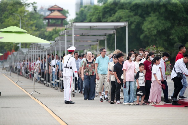 135 năm Ngày sinh Chủ tịch Hồ Chí Minh: đồng bào vào Lăng viếng Bác - Ảnh 5. 135 năm Ngày sinh Chủ tịch Hồ Chí Minh: đồng bào vào Lăng viếng Bác - Ảnh 5.