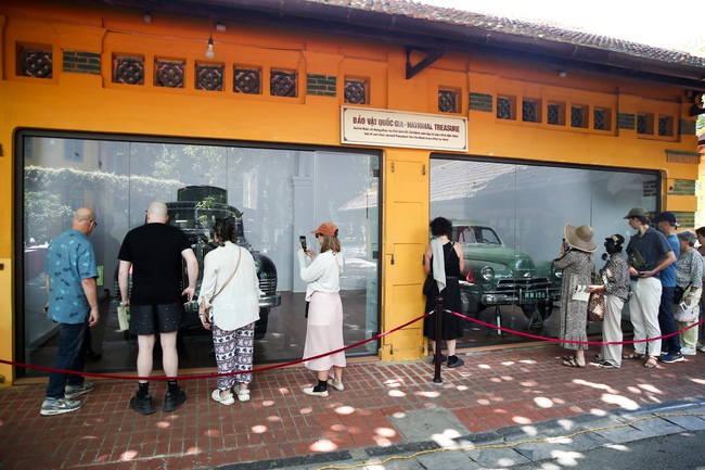 135 năm Ngày sinh Chủ tịch Hồ Chí Minh: đồng bào vào Lăng viếng Bác - Ảnh 14. 135 năm Ngày sinh Chủ tịch Hồ Chí Minh: đồng bào vào Lăng viếng Bác - Ảnh 14.