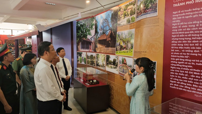 Huế tổ chức nhiều hoạt động nhân kỷ niệm 135 năm Ngày sinh Chủ tịch Hồ Chí Minh - Ảnh 1. Huế tổ chức nhiều hoạt động nhân kỷ niệm 135 năm Ngày sinh Chủ tịch Hồ Chí Minh - Ảnh 1.