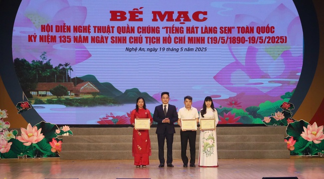 Bế mạc Hội diễn Nghệ thuật quần chúng "Tiếng hát Làng Sen" - Ảnh 1. Bế mạc Hội diễn Nghệ thuật quần chúng "Tiếng hát Làng Sen" - Ảnh 1.