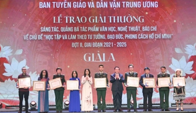 Trao giải thưởng văn học, nghệ thuật, báo chí về chủ đề học tập và làm theo Bác Hồ - Ảnh 1. Trao giải thưởng văn học, nghệ thuật, báo chí về chủ đề học tập và làm theo Bác Hồ - Ảnh 1.