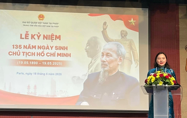 Kiều bào Việt Nam kỷ niệm 135 năm Ngày sinh của Chủ tịch Hồ Chí Minh tại Pháp - Ảnh 1. Kiều bào Việt Nam kỷ niệm 135 năm Ngày sinh của Chủ tịch Hồ Chí Minh tại Pháp - Ảnh 1.