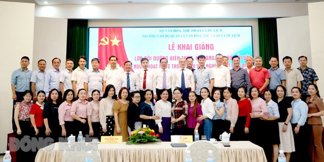 Bồi dưỡng kiến thức, kỹ năng ứng xử cho người hoạt động trong lĩnh vực nghệ thuật biểu diễn - Ảnh 2. Bồi dưỡng kiến thức, kỹ năng ứng xử cho người hoạt động trong lĩnh vực nghệ thuật biểu diễn - Ảnh 2.