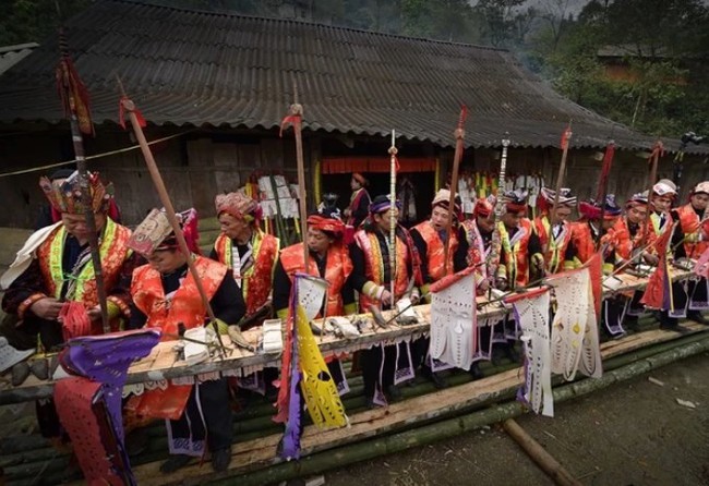 Di sản trong guồng quay du lịch - Ảnh 1. Di sản trong guồng quay du lịch - Ảnh 1.