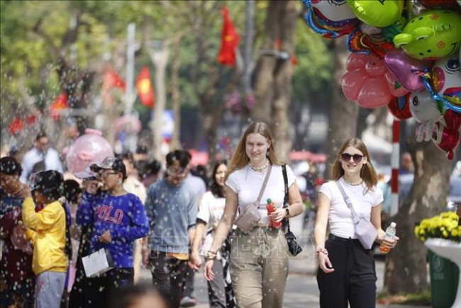 Chính sách thị thực linh hoạt góp phần thu hút khách quốc tế đến Việt Nam - Ảnh 1. Chính sách thị thực linh hoạt góp phần thu hút khách quốc tế đến Việt Nam - Ảnh 1.