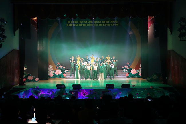 Nghệ sĩ, diễn viên tự hào, xúc động được tham dự Hội diễn Tiếng hát Làng Sen năm 2025 - Ảnh 3. Nghệ sĩ, diễn viên tự hào, xúc động được tham dự Hội diễn Tiếng hát Làng Sen năm 2025 - Ảnh 3.