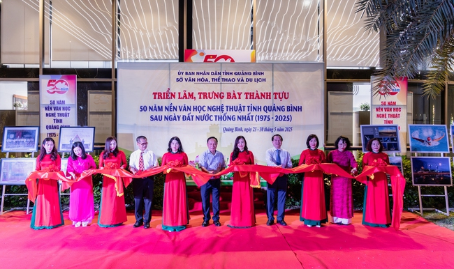 Triển lãm 50 năm thành tựu văn học, nghệ thuật Quảng Bình - Ảnh 1. Triển lãm 50 năm thành tựu văn học, nghệ thuật Quảng Bình - Ảnh 1.