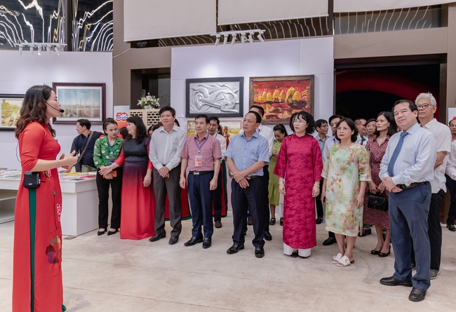 Triển lãm 50 năm thành tựu văn học, nghệ thuật Quảng Bình - Ảnh 2. Triển lãm 50 năm thành tựu văn học, nghệ thuật Quảng Bình - Ảnh 2.
