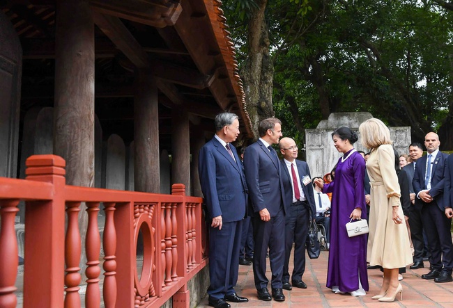 Tổng Bí thư Tô Lâm và Phu nhân cùng Tổng thống Emmanuel Macron và Phu nhân thăm Văn Miếu Quốc Tử Giám - Ảnh 4.