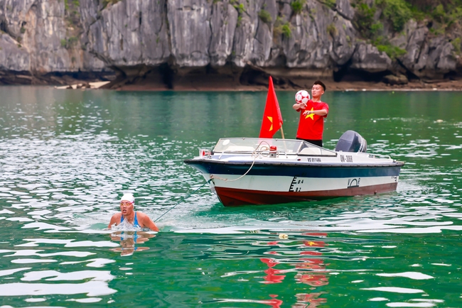 Đỗ Kim Phúc cùng Ánh Viên lập kỷ lục bơi kéo thuyền tâng bóng dài nhất Việt Nam - Ảnh 1. Đỗ Kim Phúc cùng Ánh Viên lập kỷ lục bơi kéo thuyền tâng bóng dài nhất Việt Nam - Ảnh 1.