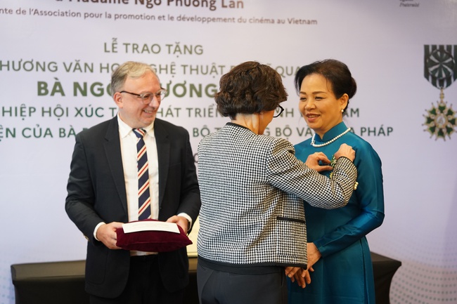 TS Ngô Phương Lan được trao tặng Huân chương Văn học và Nghệ thuật bậc sĩ quan của Pháp - Ảnh 3.