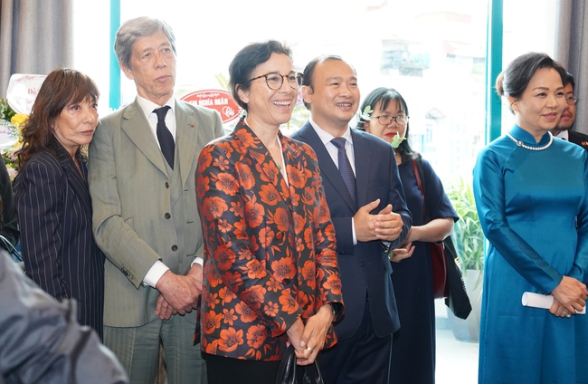 TS Ngô Phương Lan được trao tặng Huân chương Văn học và Nghệ thuật bậc sĩ quan của Pháp - Ảnh 1.