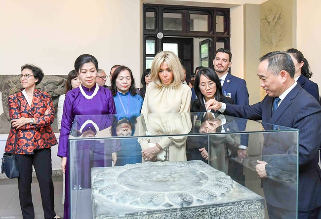 Tổng Bí thư Tô Lâm và Tổng thống Pháp trồng cây hữu nghị trong Khu di tích Chủ tịch Hồ Chí Minh - Ảnh 8. Tổng Bí thư Tô Lâm và Tổng thống Pháp trồng cây hữu nghị trong Khu di tích Chủ tịch Hồ Chí Minh - Ảnh 8.