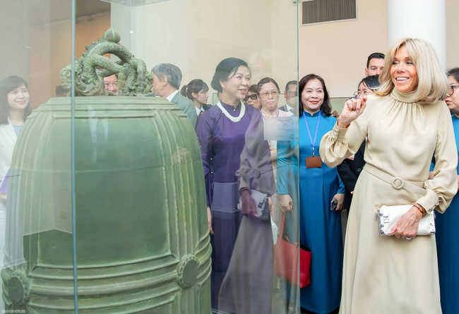 Tổng Bí thư Tô Lâm và Tổng thống Pháp trồng cây hữu nghị trong Khu di tích Chủ tịch Hồ Chí Minh - Ảnh 10. Tổng Bí thư Tô Lâm và Tổng thống Pháp trồng cây hữu nghị trong Khu di tích Chủ tịch Hồ Chí Minh - Ảnh 10.