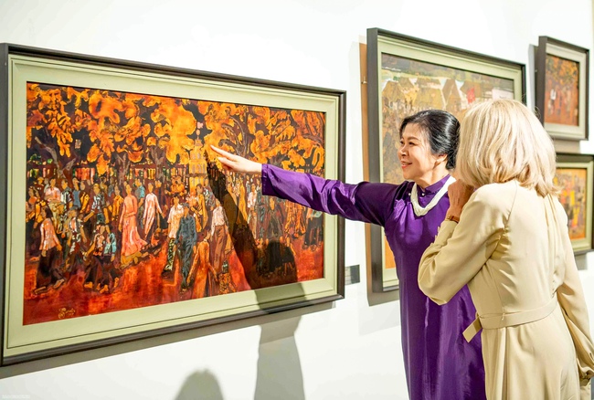 Tổng Bí thư Tô Lâm và Tổng thống Pháp trồng cây hữu nghị trong Khu di tích Chủ tịch Hồ Chí Minh - Ảnh 11. Tổng Bí thư Tô Lâm và Tổng thống Pháp trồng cây hữu nghị trong Khu di tích Chủ tịch Hồ Chí Minh - Ảnh 11.