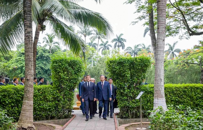 Tổng Bí thư Tô Lâm và Tổng thống Pháp trồng cây hữu nghị trong Khu di tích Chủ tịch Hồ Chí Minh - Ảnh 1. Tổng Bí thư Tô Lâm và Tổng thống Pháp trồng cây hữu nghị trong Khu di tích Chủ tịch Hồ Chí Minh - Ảnh 1.