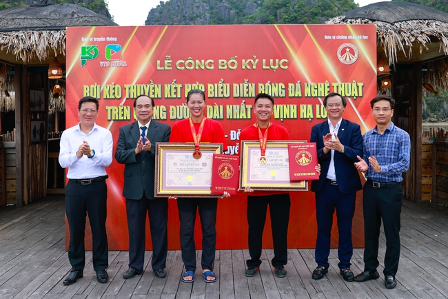 Đỗ Kim Phúc cùng Ánh Viên lập kỷ lục bơi kéo thuyền tâng bóng dài nhất Việt Nam - Ảnh 2. Đỗ Kim Phúc cùng Ánh Viên lập kỷ lục bơi kéo thuyền tâng bóng dài nhất Việt Nam - Ảnh 2.