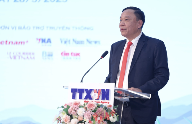 Nhạc sĩ Phạm Tuyên được vinh danh giải Hiệp sĩ Dế Mèn - Ảnh 1. Nhạc sĩ Phạm Tuyên được vinh danh giải Hiệp sĩ Dế Mèn - Ảnh 1.