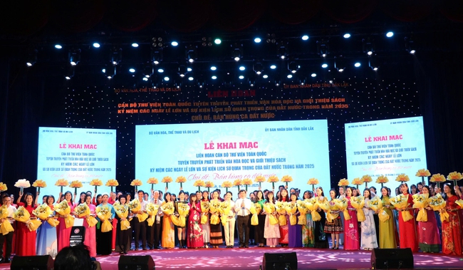 Khai mạc Liên hoan Cán bộ thư viện toàn quốc tuyên truyền phát triển văn hóa đọc và giới thiệu sách năm 2025 - Ảnh 3. Khai mạc Liên hoan Cán bộ thư viện toàn quốc tuyên truyền phát triển văn hóa đọc và giới thiệu sách năm 2025 - Ảnh 3.