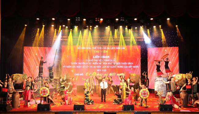 Khai mạc Liên hoan Cán bộ thư viện toàn quốc tuyên truyền phát triển văn hóa đọc và giới thiệu sách năm 2025 - Ảnh 6. Khai mạc Liên hoan Cán bộ thư viện toàn quốc tuyên truyền phát triển văn hóa đọc và giới thiệu sách năm 2025 - Ảnh 6.