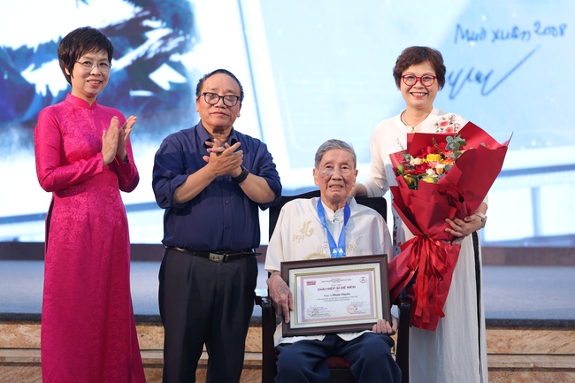 Nhạc sĩ Phạm Tuyên được vinh danh giải Hiệp sĩ Dế Mèn - Ảnh 2. Nhạc sĩ Phạm Tuyên được vinh danh giải Hiệp sĩ Dế Mèn - Ảnh 2.