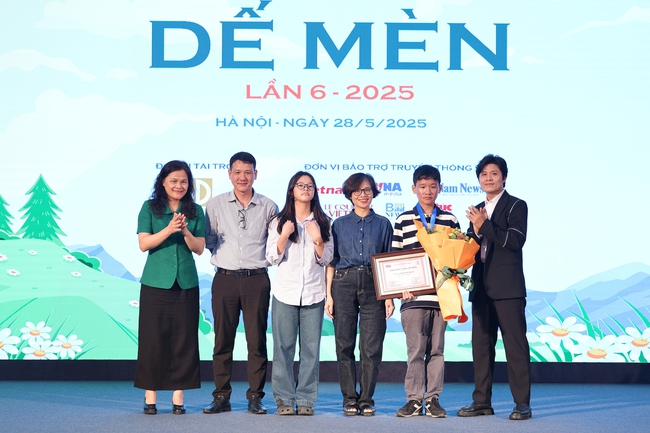 Nhạc sĩ Phạm Tuyên được vinh danh giải Hiệp sĩ Dế Mèn - Ảnh 4. Nhạc sĩ Phạm Tuyên được vinh danh giải Hiệp sĩ Dế Mèn - Ảnh 4.