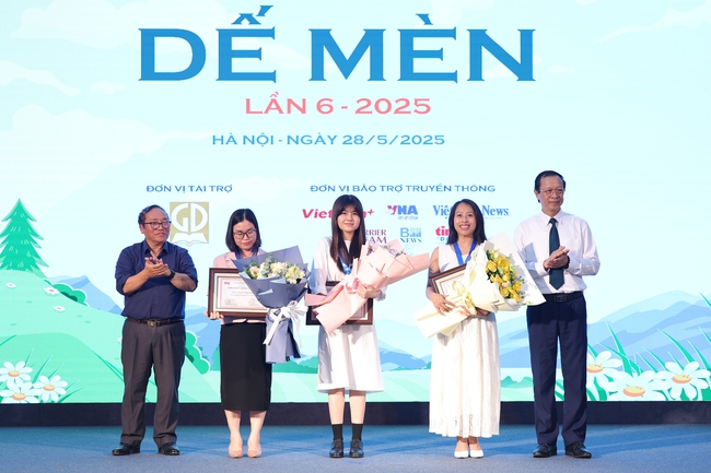 Nhạc sĩ Phạm Tuyên được vinh danh giải Hiệp sĩ Dế Mèn - Ảnh 3. Nhạc sĩ Phạm Tuyên được vinh danh giải Hiệp sĩ Dế Mèn - Ảnh 3.