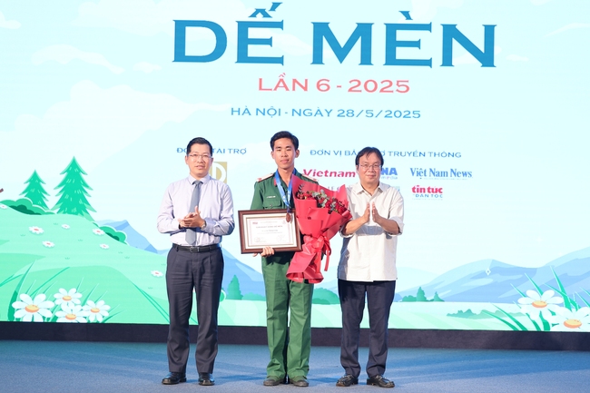 Nhạc sĩ Phạm Tuyên được vinh danh giải Hiệp sĩ Dế Mèn - Ảnh 5. Nhạc sĩ Phạm Tuyên được vinh danh giải Hiệp sĩ Dế Mèn - Ảnh 5.