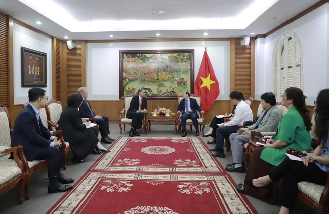 Thứ trưởng Thường trực Lê Hải Bình tiếp Phó Chủ tịch Hiệp hội Điện ảnh Hoa Kỳ James Cheatley - Ảnh 1. Thứ trưởng Thường trực Lê Hải Bình tiếp Phó Chủ tịch Hiệp hội Điện ảnh Hoa Kỳ James Cheatley - Ảnh 1.