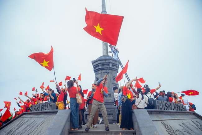 Thiêng liêng Lễ chào cờ trên đỉnh Fansipan - Ảnh 13. Thiêng liêng Lễ chào cờ trên đỉnh Fansipan - Ảnh 13.