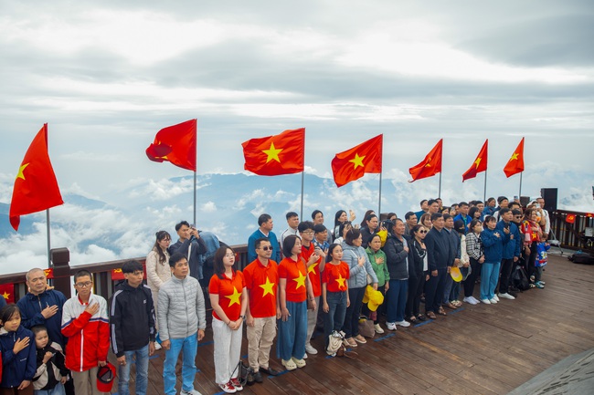 Thiêng liêng Lễ chào cờ trên đỉnh Fansipan - Ảnh 11. Thiêng liêng Lễ chào cờ trên đỉnh Fansipan - Ảnh 11.