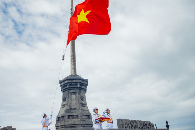 Thiêng liêng Lễ chào cờ trên đỉnh Fansipan - Ảnh 9. Thiêng liêng Lễ chào cờ trên đỉnh Fansipan - Ảnh 9.