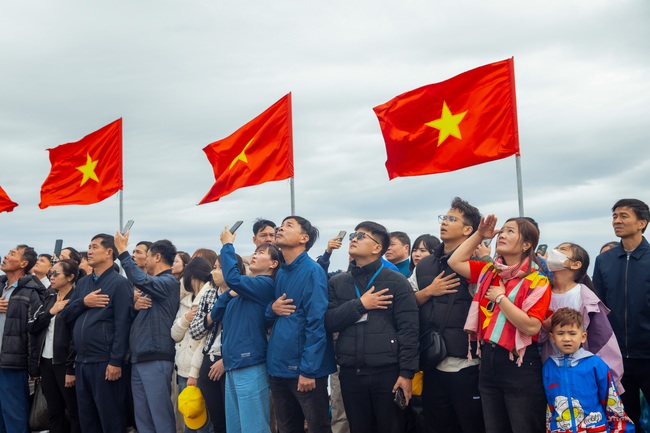 Thiêng liêng Lễ chào cờ trên đỉnh Fansipan - Ảnh 5. Thiêng liêng Lễ chào cờ trên đỉnh Fansipan - Ảnh 5.