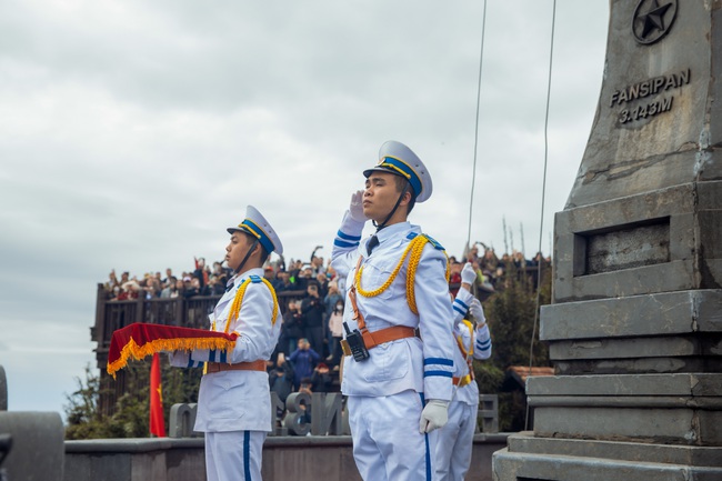 Thiêng liêng Lễ chào cờ trên đỉnh Fansipan - Ảnh 10. Thiêng liêng Lễ chào cờ trên đỉnh Fansipan - Ảnh 10.