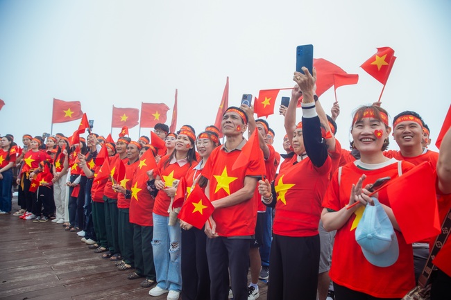 Thiêng liêng Lễ chào cờ trên đỉnh Fansipan - Ảnh 3. Thiêng liêng Lễ chào cờ trên đỉnh Fansipan - Ảnh 3.
