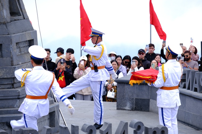 Thiêng liêng Lễ chào cờ trên đỉnh Fansipan - Ảnh 7. Thiêng liêng Lễ chào cờ trên đỉnh Fansipan - Ảnh 7.