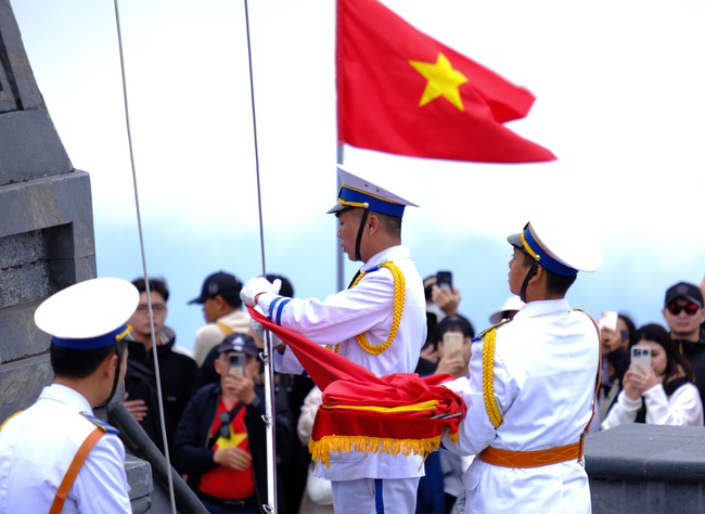Thiêng liêng Lễ chào cờ trên đỉnh Fansipan - Ảnh 8. Thiêng liêng Lễ chào cờ trên đỉnh Fansipan - Ảnh 8.