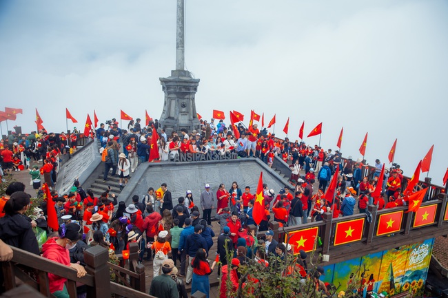 Thiêng liêng Lễ chào cờ trên đỉnh Fansipan - Ảnh 1. Thiêng liêng Lễ chào cờ trên đỉnh Fansipan - Ảnh 1.