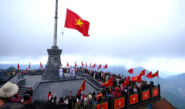 Thiêng liêng Lễ chào cờ trên đỉnh Fansipan - Ảnh 12. Thiêng liêng Lễ chào cờ trên đỉnh Fansipan - Ảnh 12.