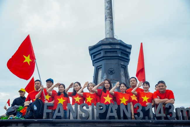 Thiêng liêng Lễ chào cờ trên đỉnh Fansipan - Ảnh 18. Thiêng liêng Lễ chào cờ trên đỉnh Fansipan - Ảnh 18.