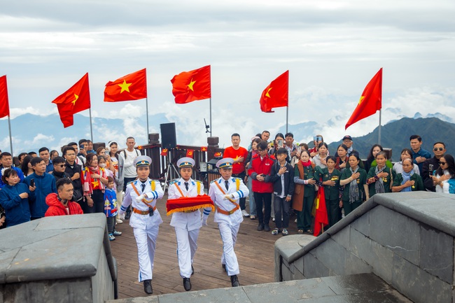 Thiêng liêng Lễ chào cờ trên đỉnh Fansipan - Ảnh 2. Thiêng liêng Lễ chào cờ trên đỉnh Fansipan - Ảnh 2.