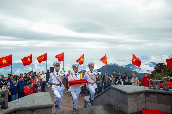 Thiêng liêng Lễ chào cờ trên đỉnh Fansipan - Ảnh 4. Thiêng liêng Lễ chào cờ trên đỉnh Fansipan - Ảnh 4.