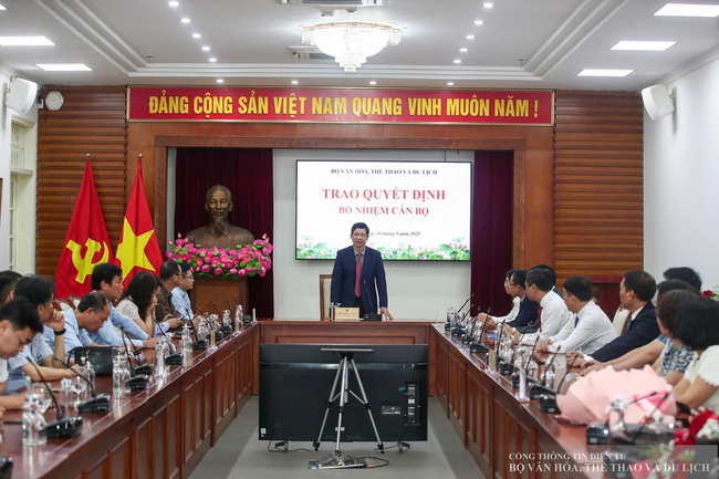 Trao các quyết định bổ nhiệm cán bộ tại Bộ VHTTDL - Ảnh 3. Trao các quyết định bổ nhiệm cán bộ tại Bộ VHTTDL - Ảnh 3.