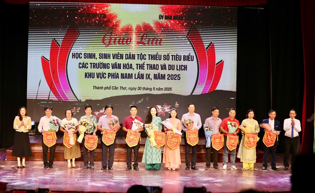 Giao lưu HSSV dân tộc thiểu số tiêu biểu năm 2025: Lan toả khát vọng vươn lên, gìn giữ bản sắc dân tộc Việt Nam - Ảnh 2. Giao lưu HSSV dân tộc thiểu số tiêu biểu năm 2025: Lan toả khát vọng vươn lên, gìn giữ bản sắc dân tộc Việt Nam - Ảnh 2.