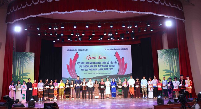 Giao lưu HSSV dân tộc thiểu số tiêu biểu năm 2025: Lan toả khát vọng vươn lên, gìn giữ bản sắc dân tộc Việt Nam - Ảnh 4. Giao lưu HSSV dân tộc thiểu số tiêu biểu năm 2025: Lan toả khát vọng vươn lên, gìn giữ bản sắc dân tộc Việt Nam - Ảnh 4.