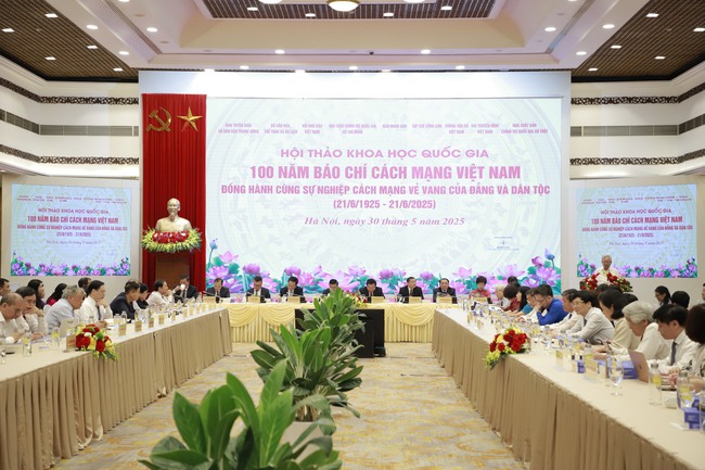 100 năm Báo chí cách mạng Việt Nam đồng hành cùng sự nghiệp vẻ vang của Đảng và dân tộc - Ảnh 1. 100 năm Báo chí cách mạng Việt Nam đồng hành cùng sự nghiệp vẻ vang của Đảng và dân tộc - Ảnh 1.